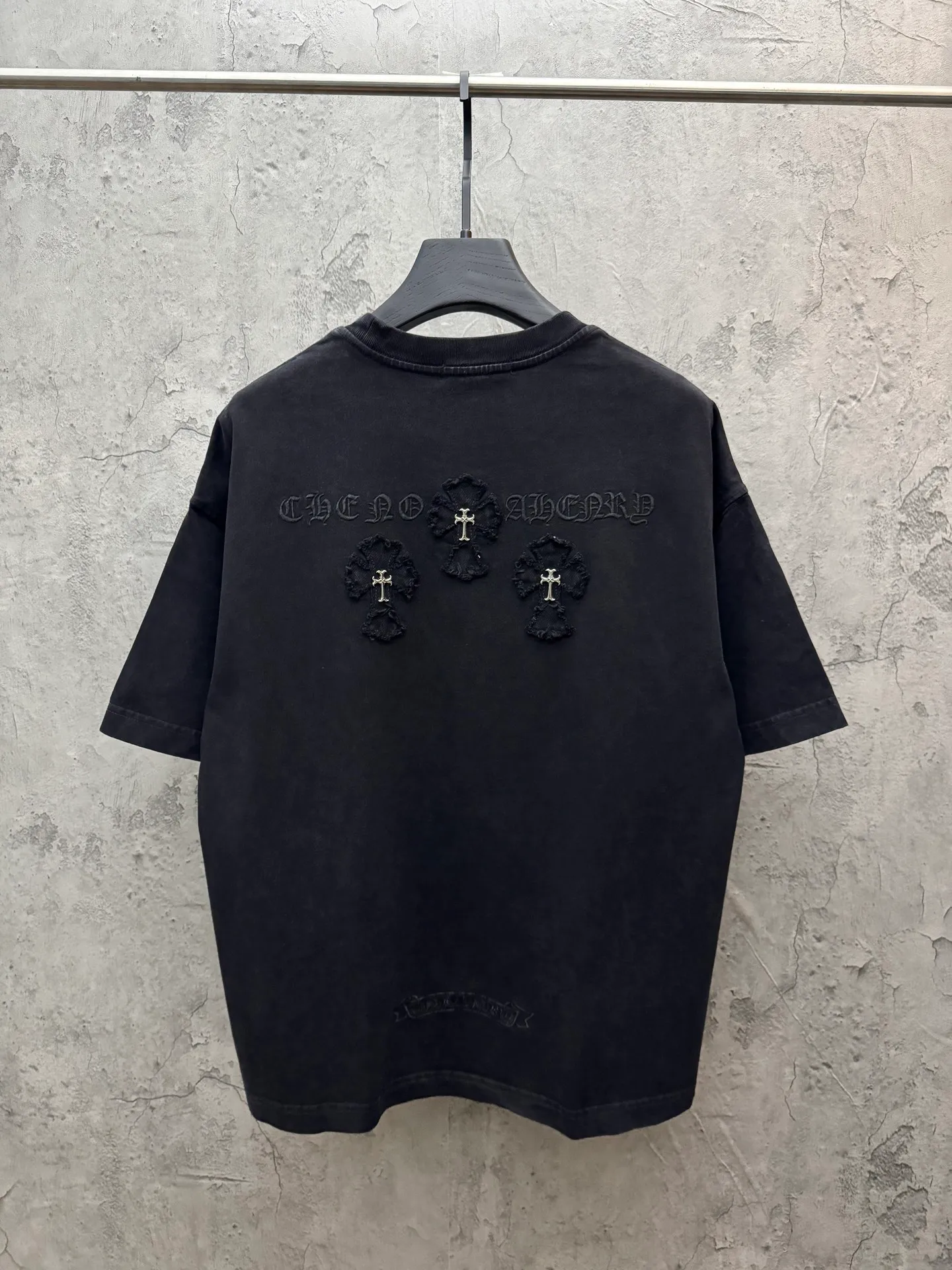 P230 top version, real shot without P, ​​different from market currency) 𝗖𝗵𝗿𝗼𝗺𝗲 𝗛𝗲𝗮𝗿𝘁𝘀/Croxin 2026 spring new original single counter American washed patch embroidered couple short sleeves 👑The highest version! Customized fabric 320 grams, washed and fried. Best-selling model at the counter. Very comfortable to wear. Accessories: Original molded and authenticated collar label➕100% silk wash label. Genuine purchase-grade original hangtag➕matching hanging rope➕3D hanging beads➕original packaging bag. Craftsmanship: The original version has consistent wiring! The highest version of the armhole matching technique! Color: Gray Black Size: S M L XL Style No.: 6609